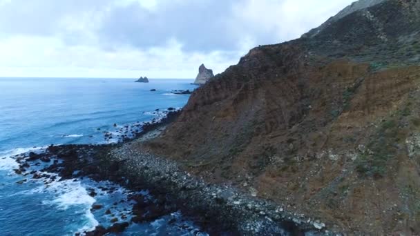 Voo sobre a costa em Tenerife — Vídeo de Stock