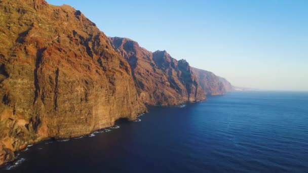 Vuelo sobre la orilla del mar en Tenerife — Vídeo de stock