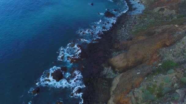 Vuelo sobre la orilla del mar en Tenerife — Vídeos de Stock