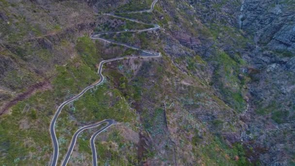 Vista aérea sinuoso camino cerca de la garganta de Masca — Vídeos de Stock