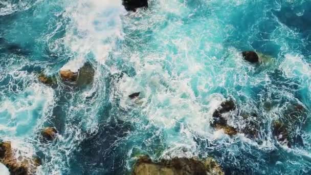 Slow motion top down view of waves and clifs — Stock Video