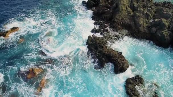 Slow motion top down view of waves and clifs — Stock Video