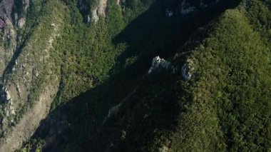 yeşil dağların üzerinden fligh
