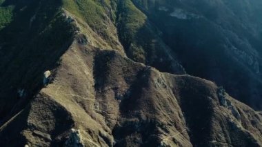 yeşil dağların üzerinden fligh