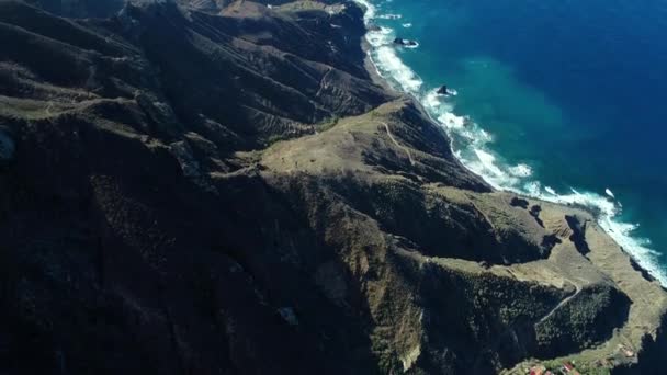 Vlucht over prachtige bergen in de buurt van ocean shore — Stockvideo