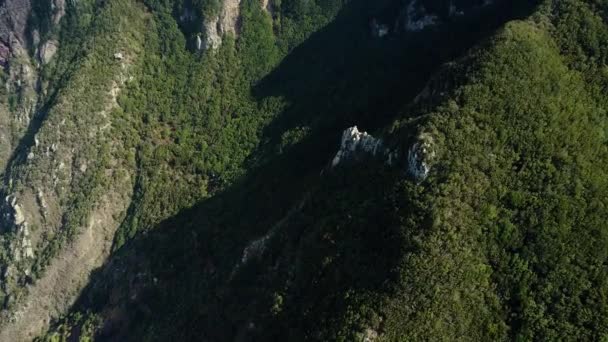 Voe sobre montanhas verdes — Vídeo de Stock