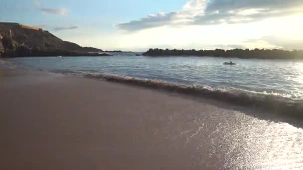 Walking along the beach — Stock Video