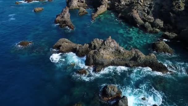 Vuelo sobre la orilla del mar en Tenerife — Vídeo de stock