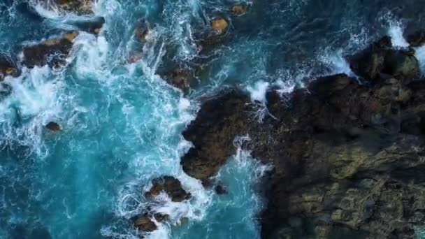 Vista de arriba hacia abajo de olas y acantilados — Vídeo de stock