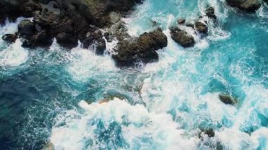 ağır çekim yukarıdan aşağıya dalgalar ve clifs görünümünü