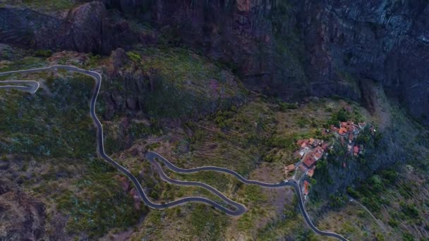 Vista aérea estrada sinuosa perto do desfiladeiro de Masca — Vídeo de Stock