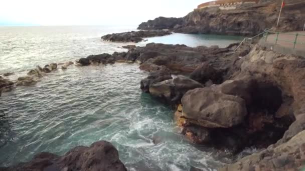 Caminando por la playa — Vídeos de Stock