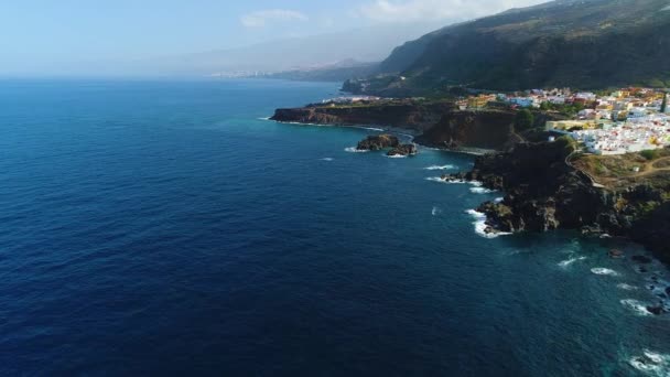 Voo sobre a costa em Tenerife — Vídeo de Stock