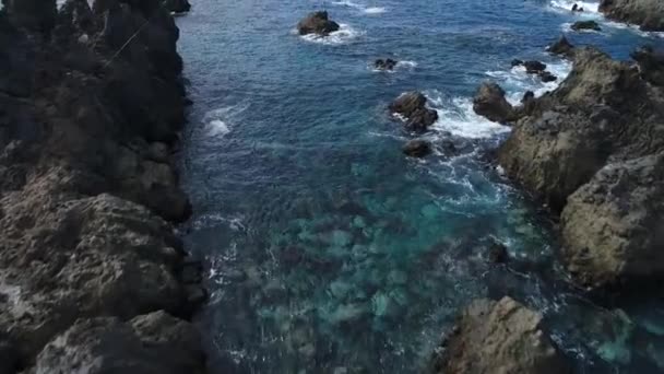 Vuelo sobre la orilla del mar en Tenerife — Vídeo de stock