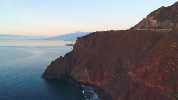 Vuelo sobre una orilla del mar al amanecer — Vídeos de Stock