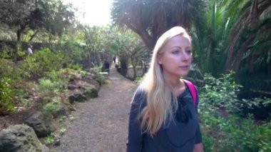 tropikal Park'ta yürüyordunuz kadınlar