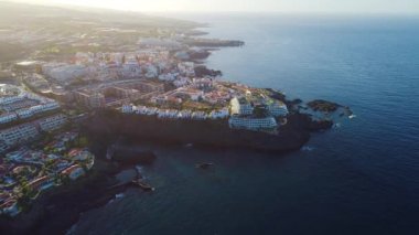 Tenerife şehir Los Gigantes üzerinde uçuş