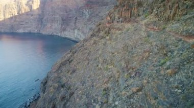 Los gigantes Dağların üzerinden uçuş
