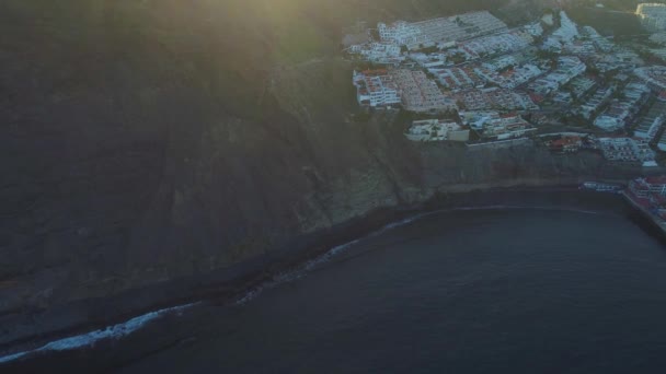 Voo sobre a cidade de Los Gigantes em Tenerife — Vídeo de Stock