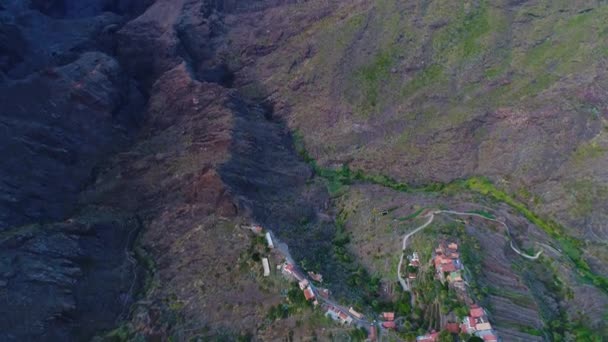 Flygfoto slingrande vägen nära Masca gorge — Stockvideo