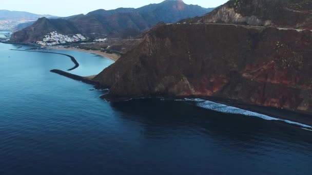 Повітряний вид на корабель на сході сонця — стокове відео