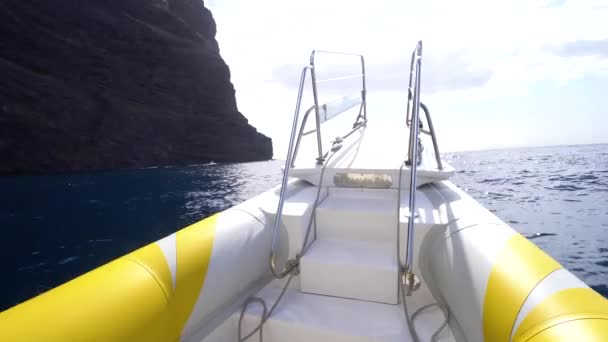 Bateau de vitesse va vite par le rivage — Video