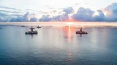 Sahil resort yüzen küçük deniz gemi