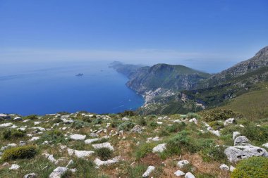 Deniz üzerinden dağ manzarası doğal görünümünü 