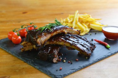 kızarmış patates ve Domuz kaburga üzerinde taş kurulunda görev yapmaktadır