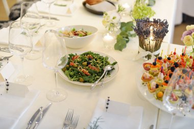 Yiyecek ve içecekler ile lüks masa