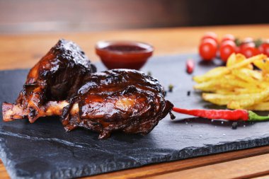 kızarmış patates ve domuz kemik taş yönetim kurulu ile