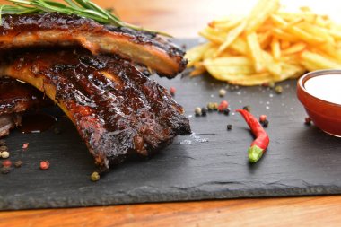 kızarmış patates ve Domuz kaburga üzerinde taş kurulunda görev yapmaktadır