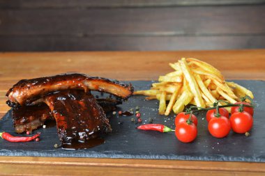 kızarmış patates ve Domuz kaburga üzerinde taş kurulunda görev yapmaktadır