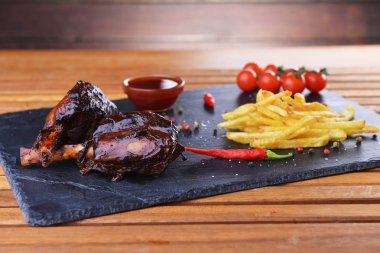 kızarmış patates ve domuz kemik taş yönetim kurulu ile