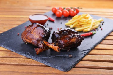 kızarmış patates ve domuz kemik taş yönetim kurulu ile