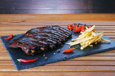 kızarmış patates ve Domuz kaburga üzerinde taş kurulunda görev yapmaktadır