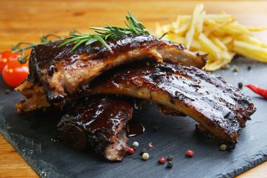 kızarmış patates ve Domuz kaburga üzerinde taş kurulunda görev yapmaktadır