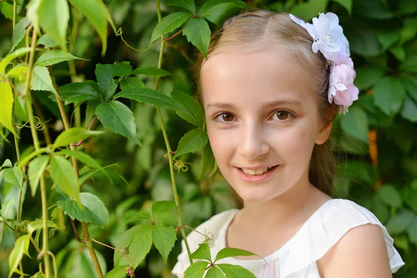 Menina Com Flores Cabelo Posando Perto Planta — Fotografia de Stock