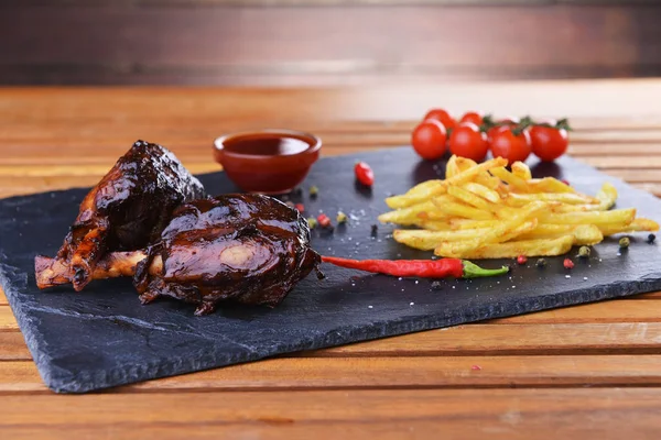 kızarmış patates ve domuz kemik taş yönetim kurulu ile