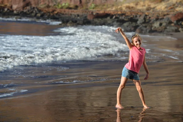 Mädchen Spielt Sandstrand — Stockfoto