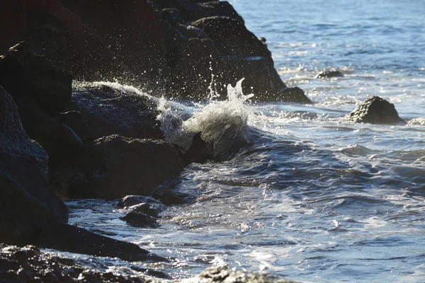 Ondas Salpicos Pedras Praia Pôr Sol — Fotografia de Stock