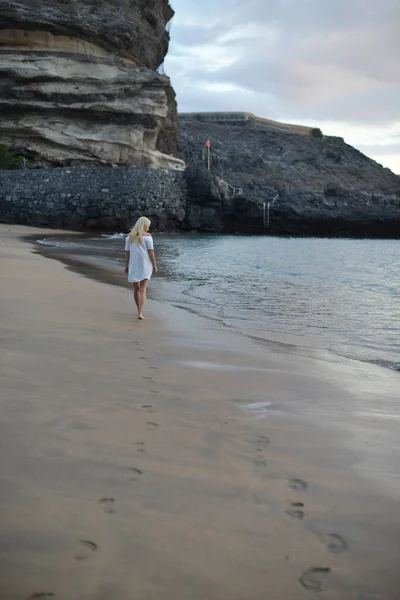 Blonde Haren Vrouw Wandelen Langs Kust — Stockfoto