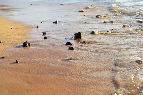 Zavřít Pohled Kamenů Písku Obmyti Mořské Vlny — Stock fotografie
