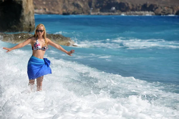 Vrouw Stond Het Water Van Oceaan Bikini — Stockfoto