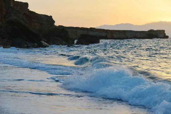 su sıçramalarına taşlar üzerinde deniz kıyısı, günbatımında dalgalar