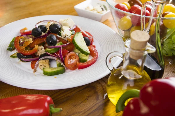 Beyaz plaka üzerinde taze sebze salatası