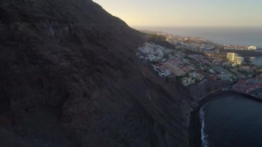 Tenerife şehir Los Gigantes üzerinde uçuş