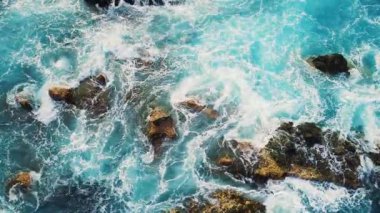 ağır çekim yukarıdan aşağıya dalgalar ve clifs görünümünü