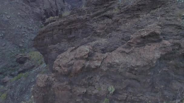 gorge profonde dans les montagnes au crete 