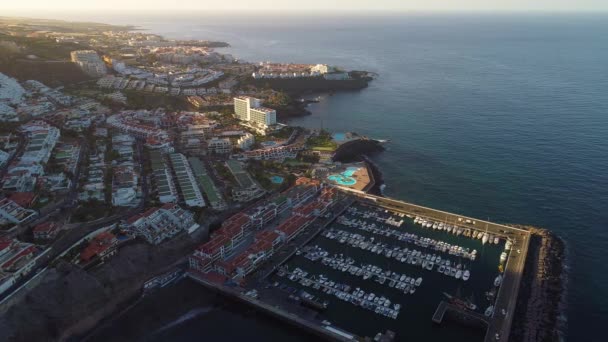 Penerbangan di atas Los Gigantes kota di Tenerife — Stok Video